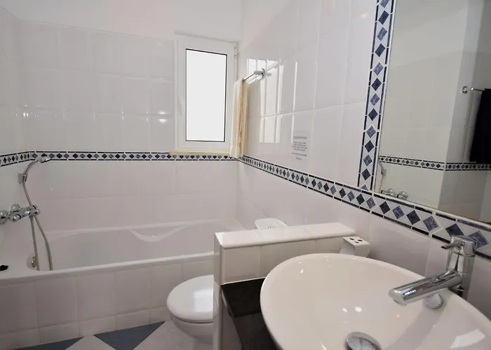 In With Pool & Ocean Views Willa